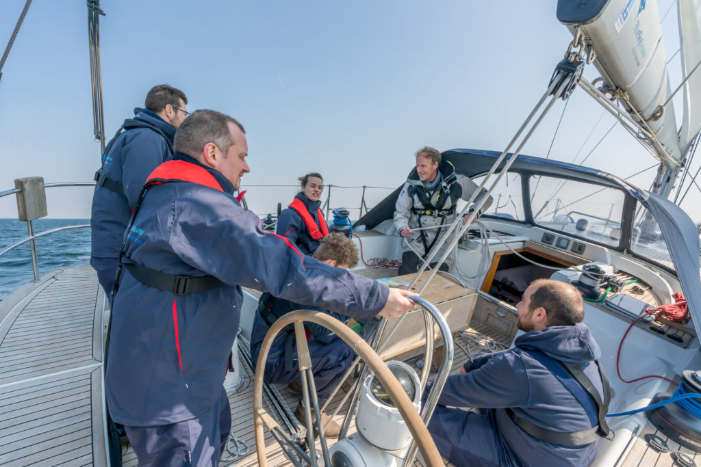 Samenwerken op een zeilboot